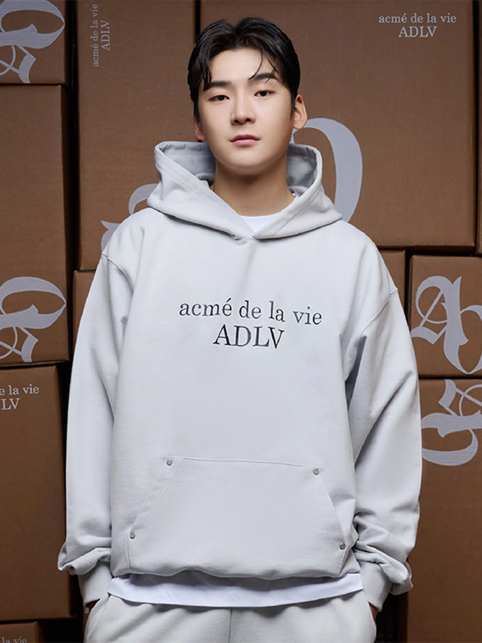 Circle Symbol Rivet Hoodie - Image 3