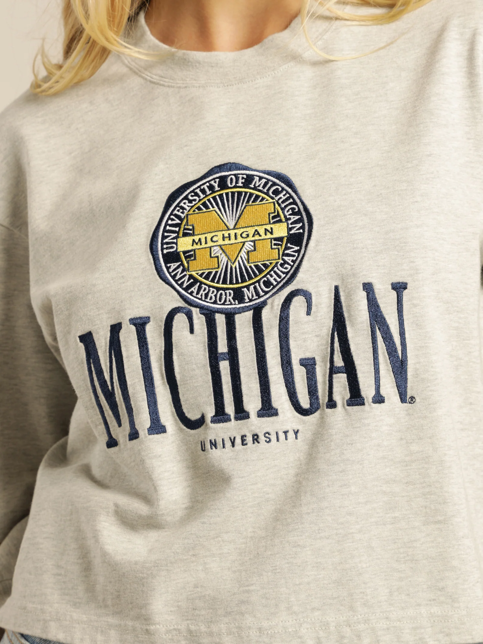 Crop Uni Stack Logo T-Shirt - Image 5