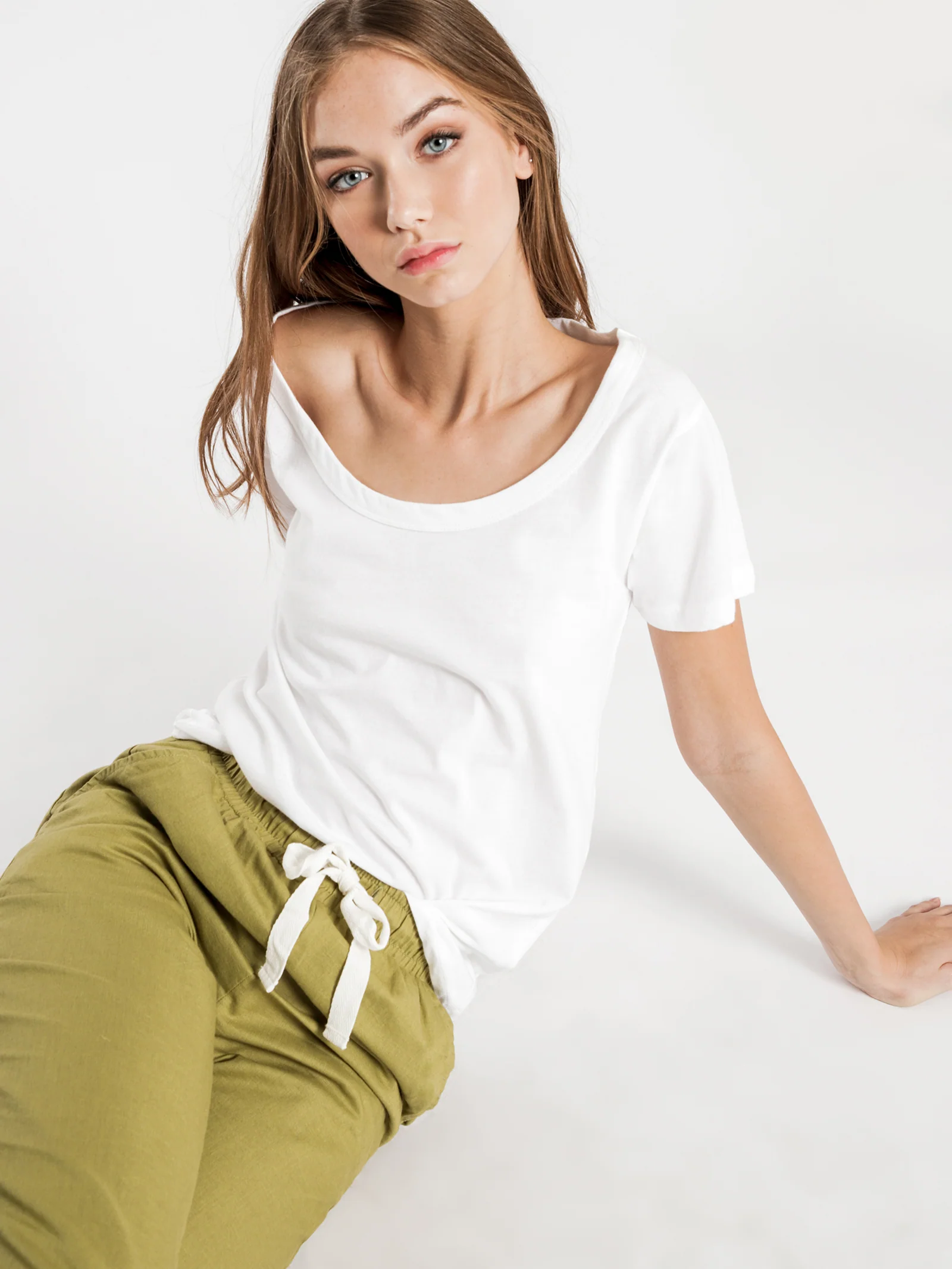 Jamie Basic Scoop Neck T-Shirt - Image 5