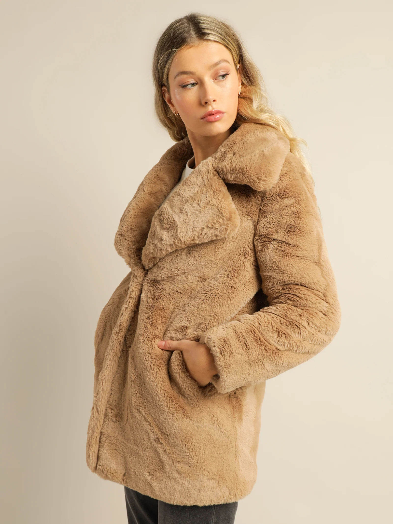 Minimalist Faux Fur Jacket - Image 5