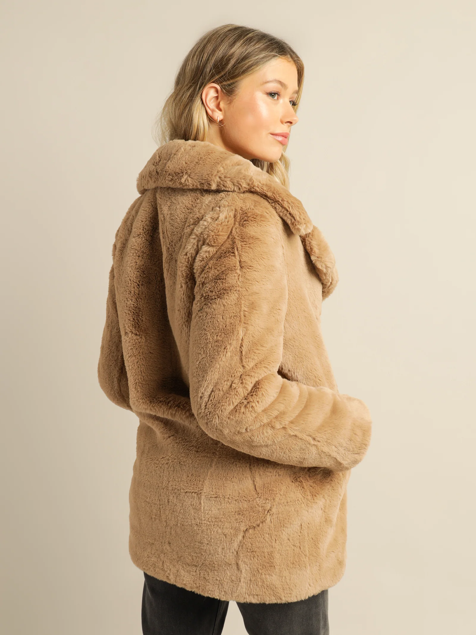 Minimalist Faux Fur Jacket - Image 7