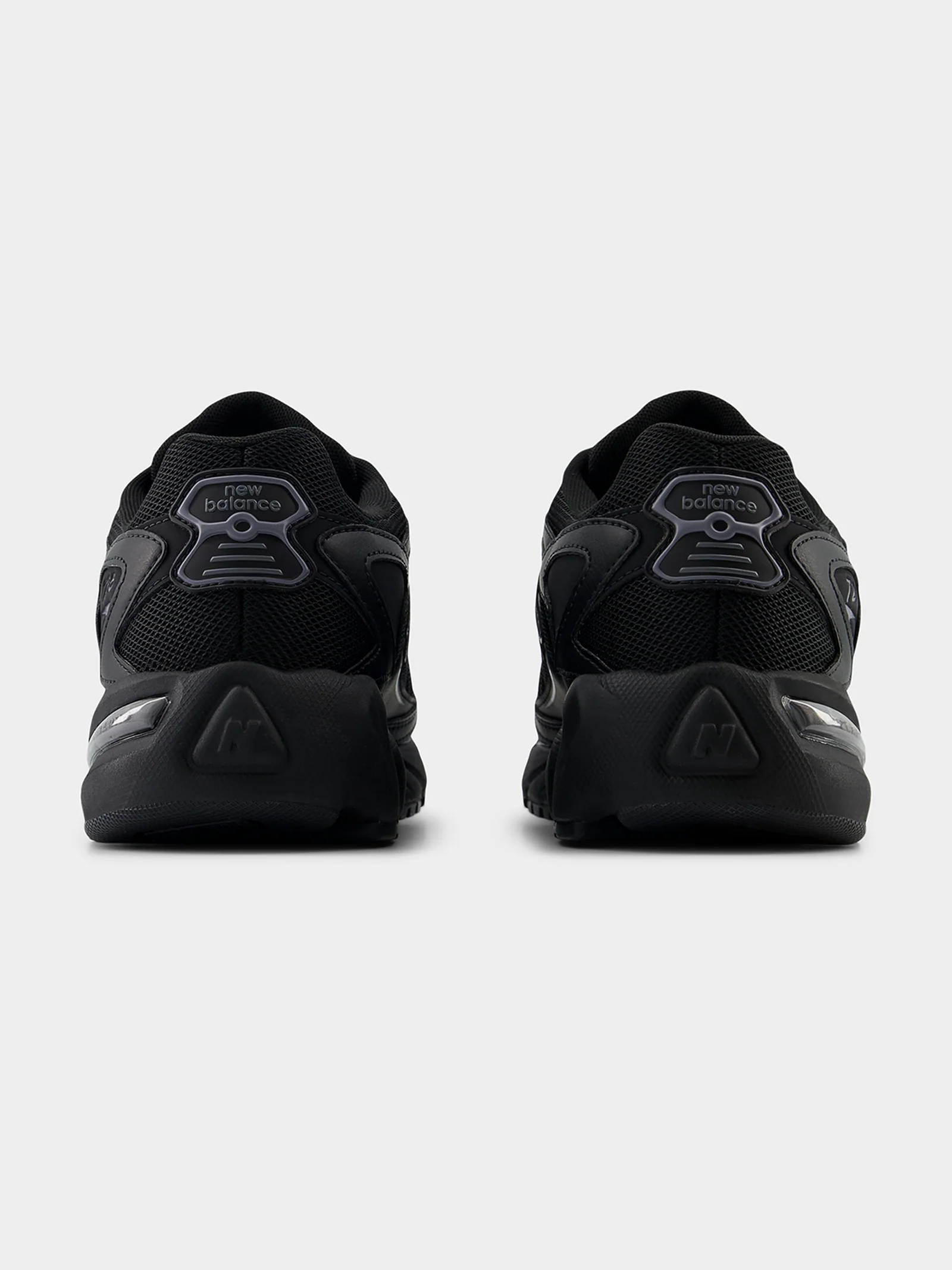 Unisex 725 Sneakers - Image 2