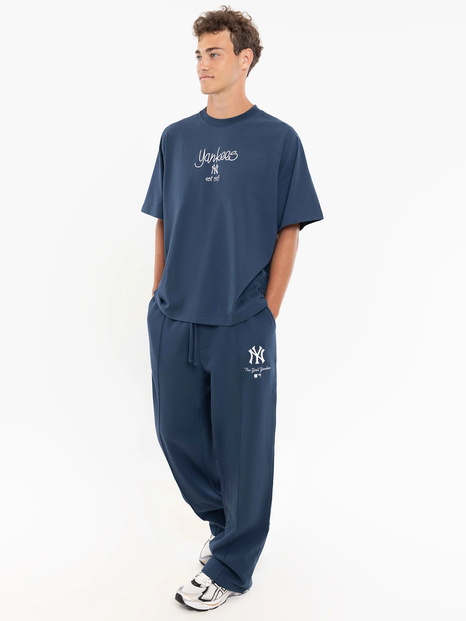New York Yankess Script Heavyweight T-Shirt - Image 3