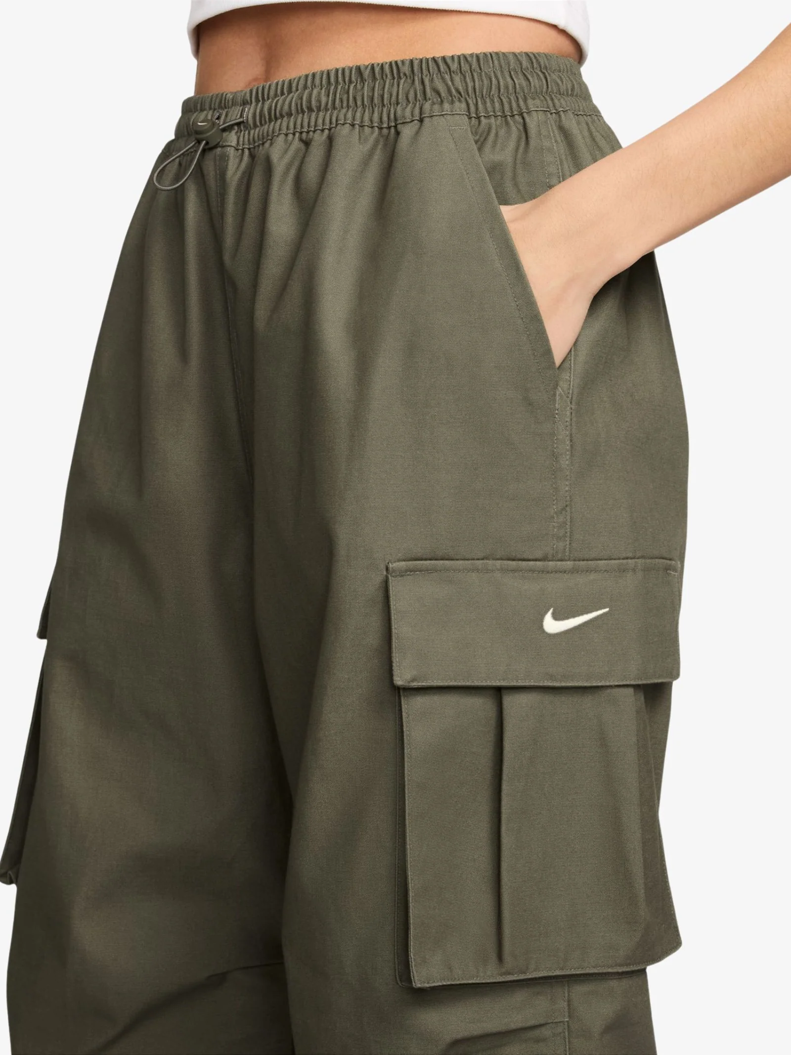 Women’s Mid-Rise Oversized Woven Cargo Pants - Image 3