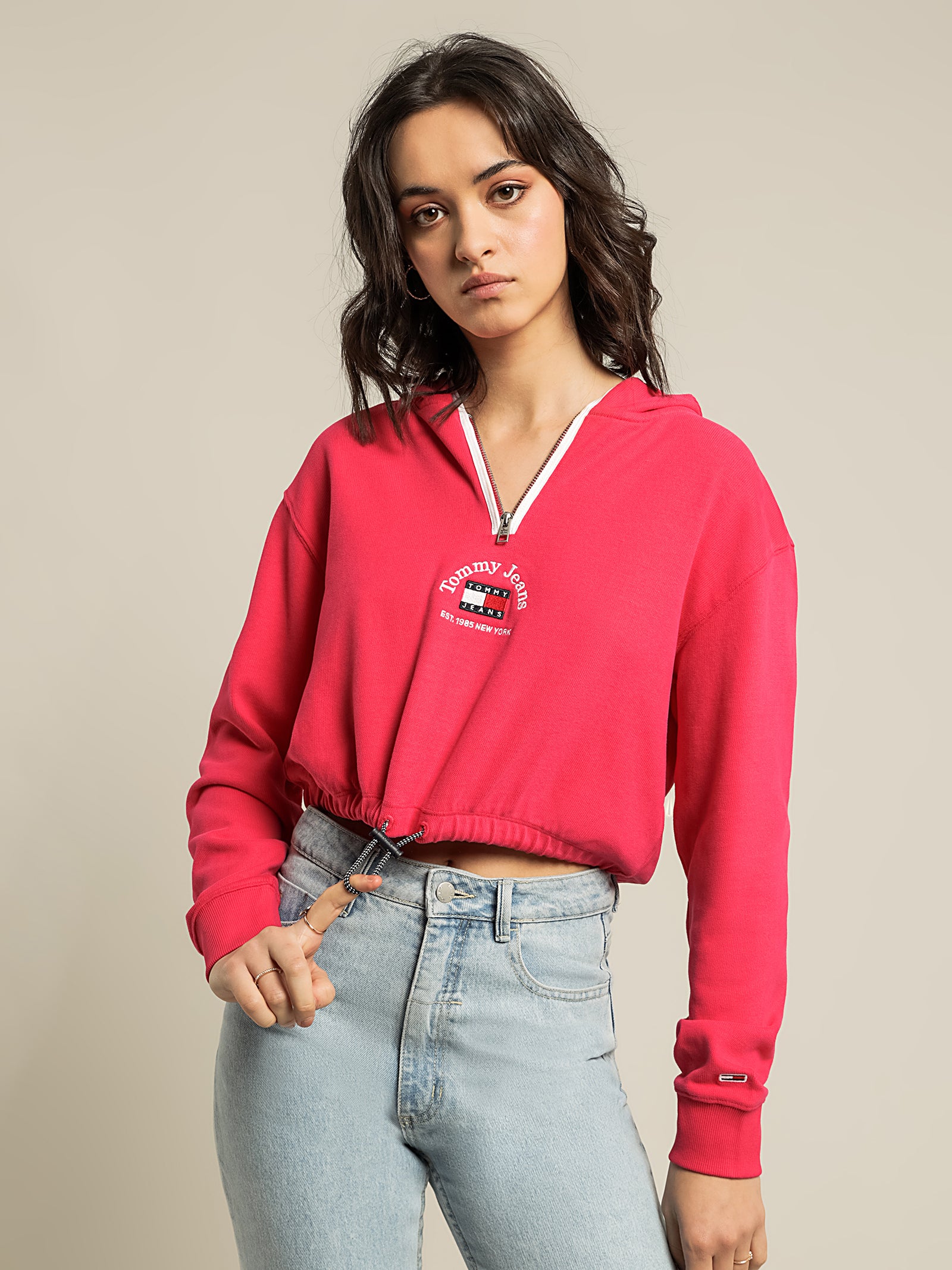 Tommy Badge Timeless Cropped Hoodie - Image 3