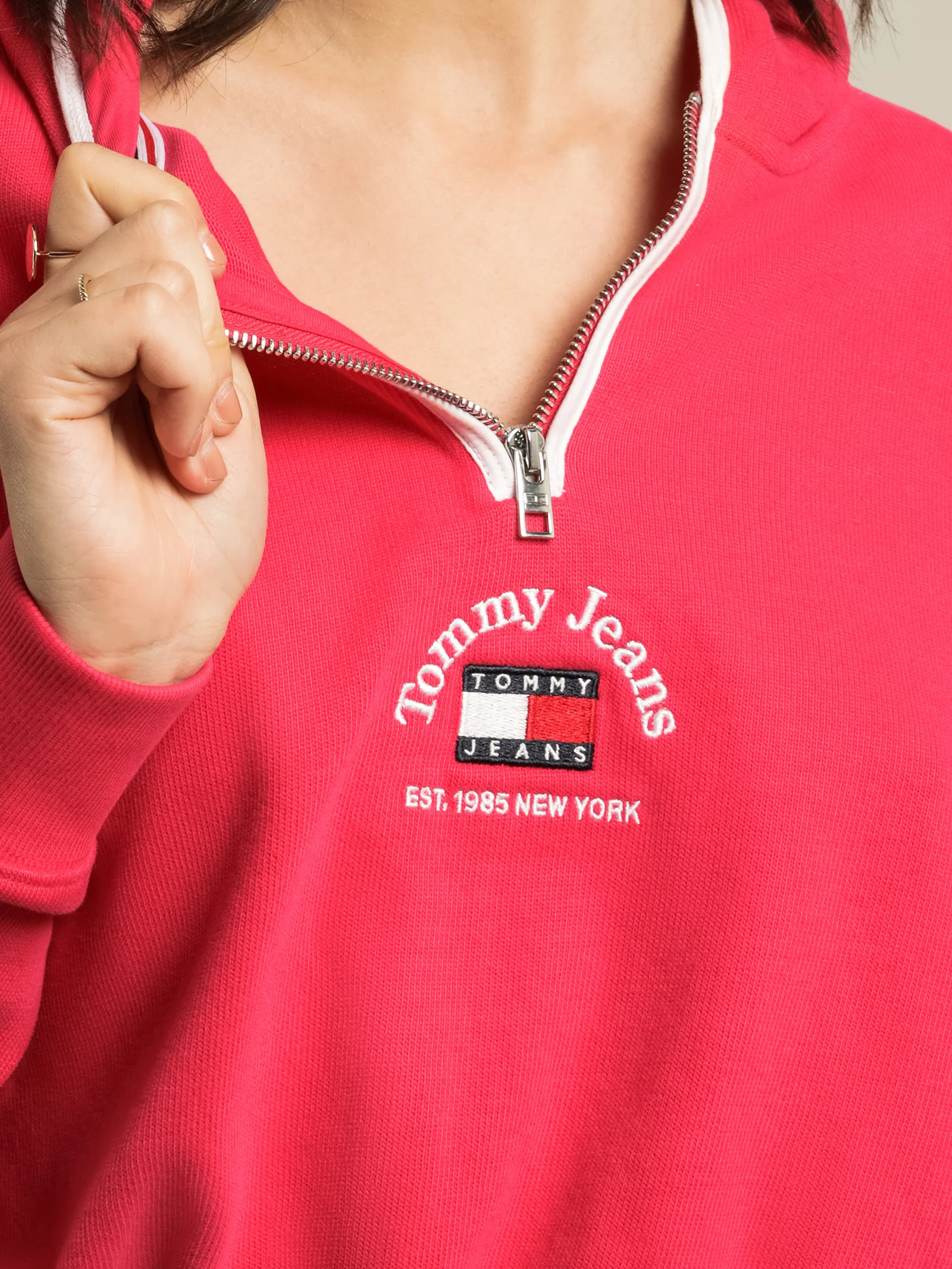 Tommy Badge Timeless Cropped Hoodie - Image 4