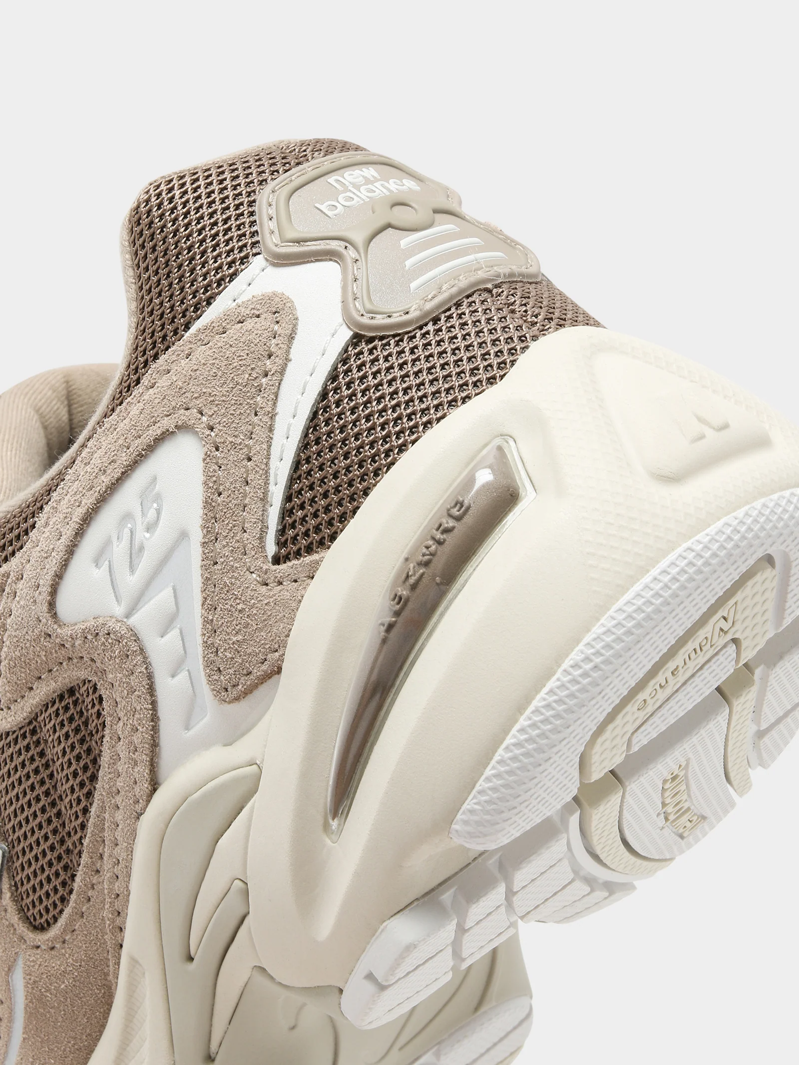 Unisex 725 Sneakers - Image 3