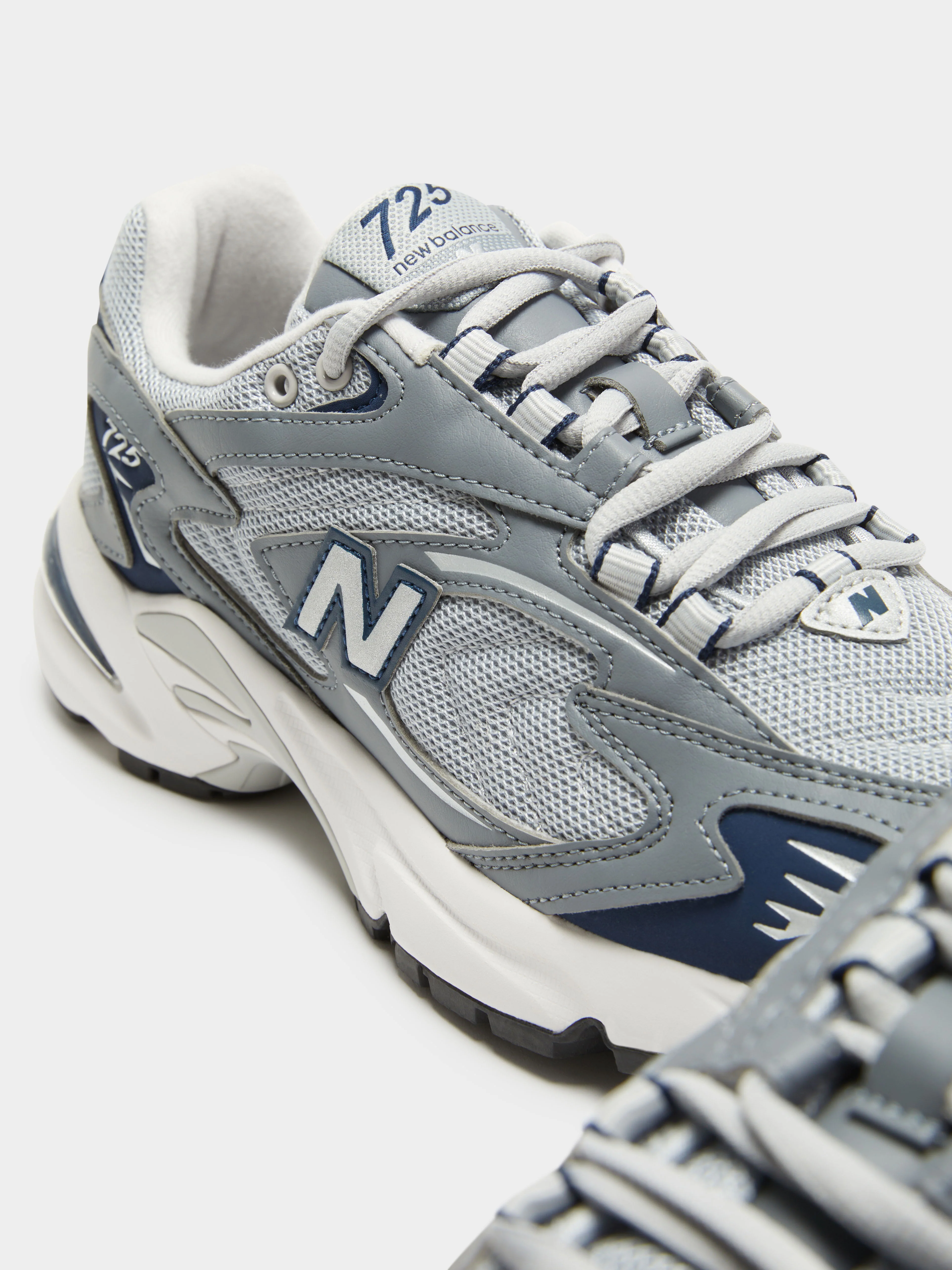 Unisex 725 Sneakers - Image 3
