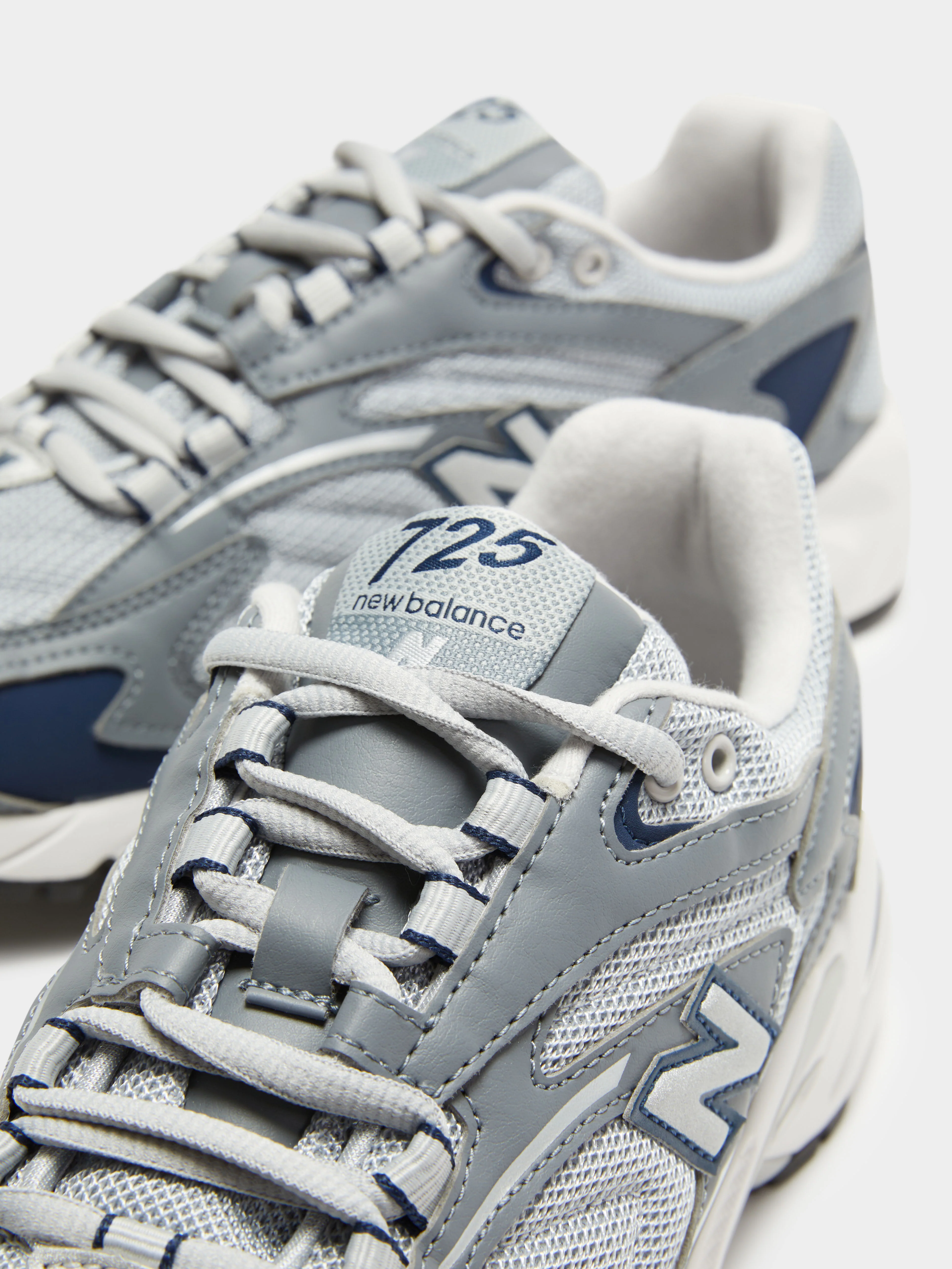 Unisex 725 Sneakers - Image 5