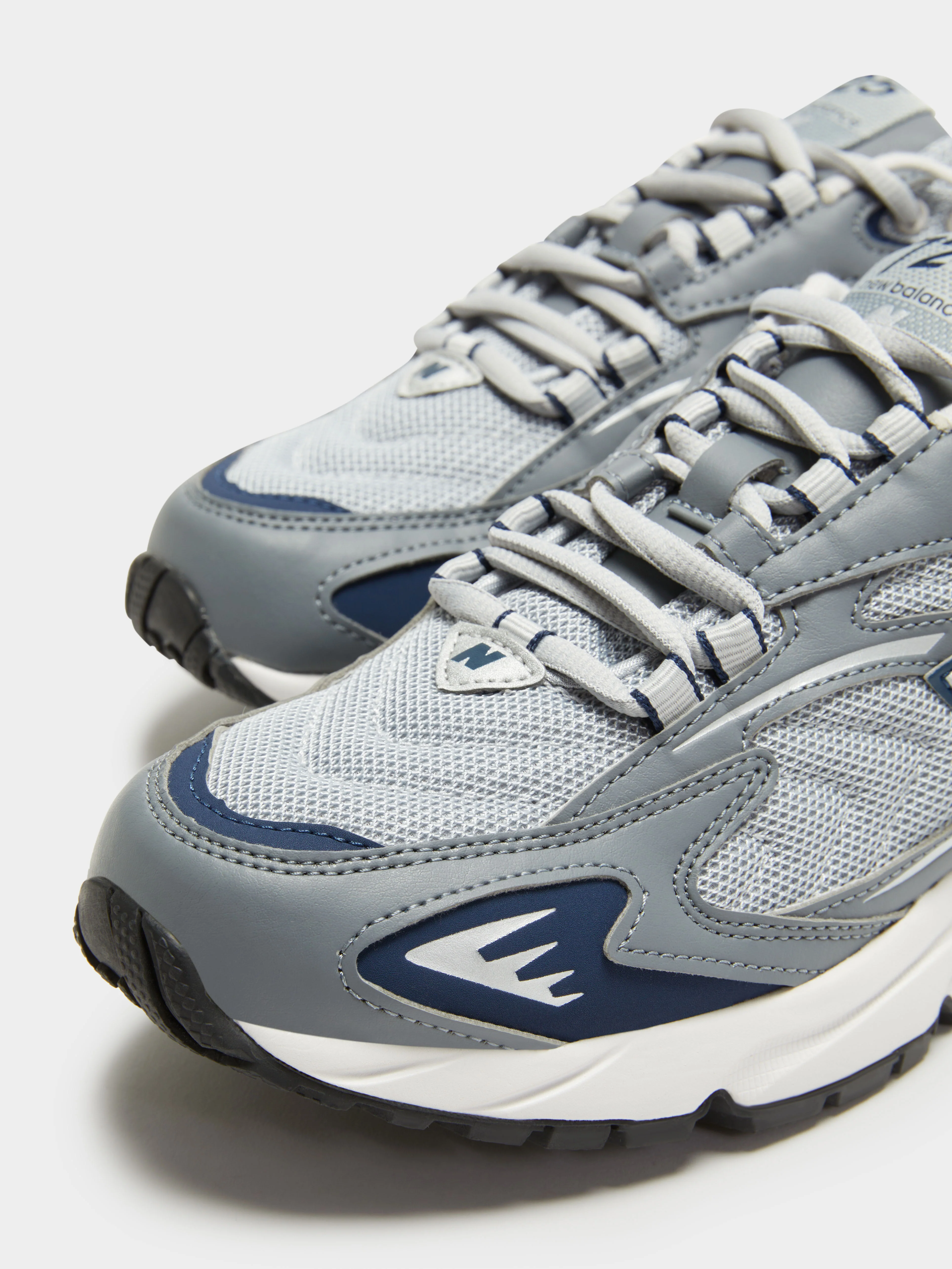 Unisex 725 Sneakers - Image 6