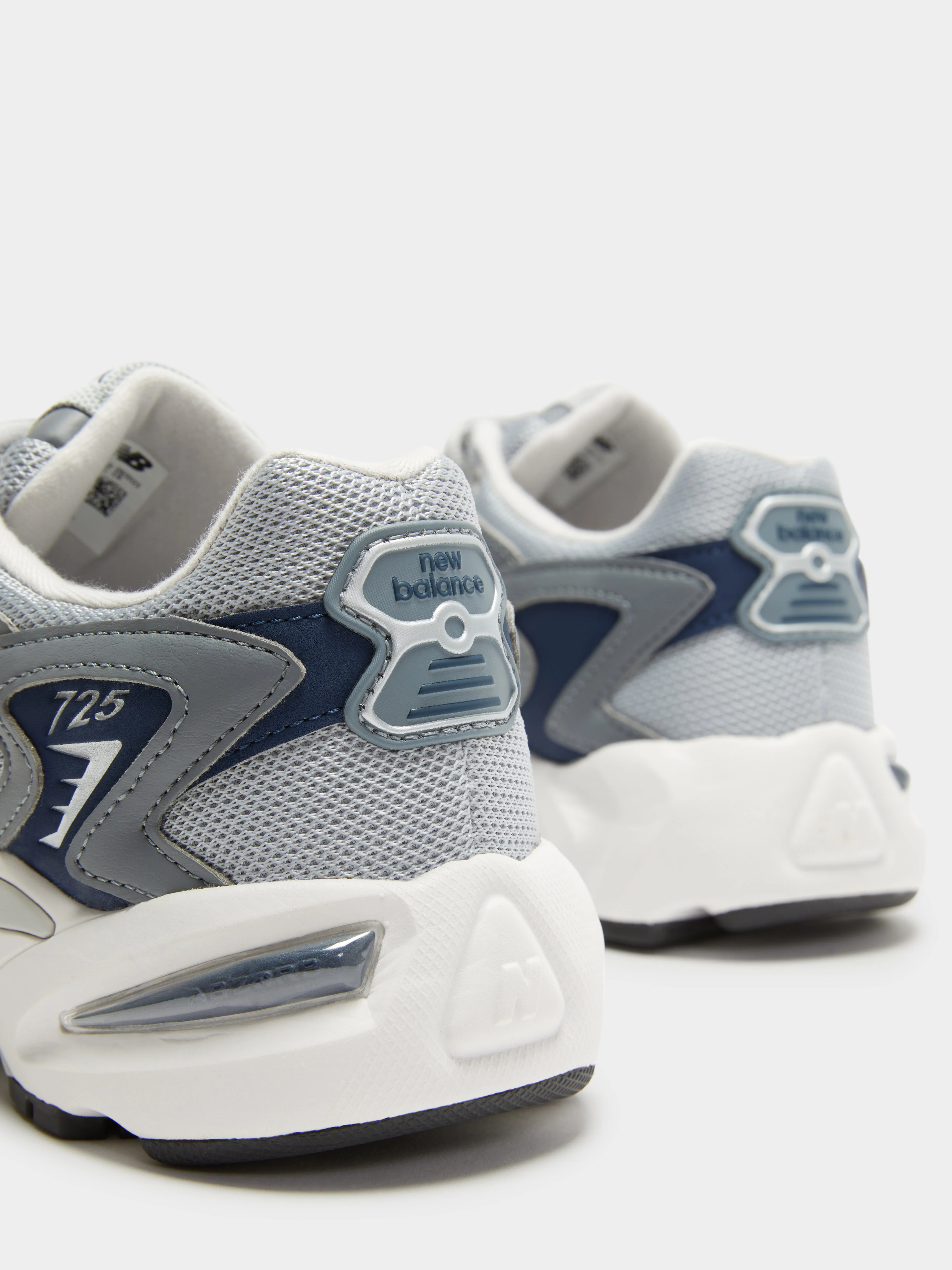 Unisex 725 Sneakers - Image 8