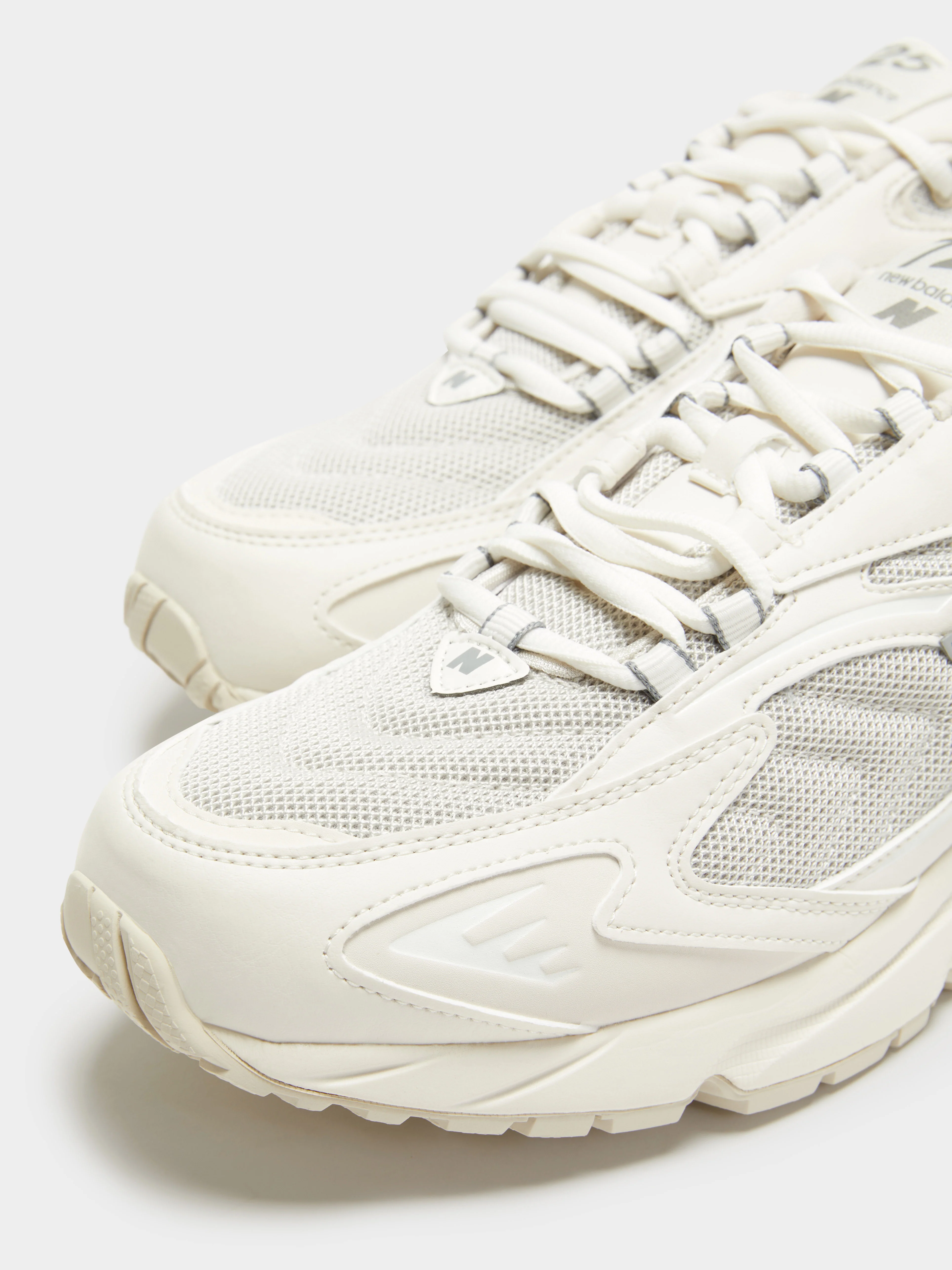 Unisex 725 Sneakers - Image 6