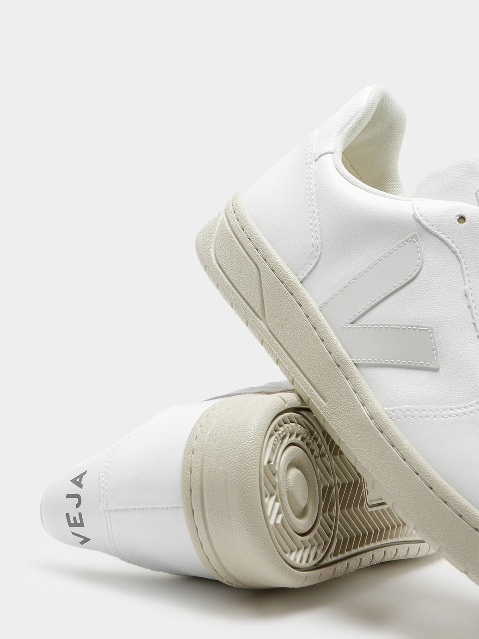 Unisex V-10 Leather Sneakers - Image 5