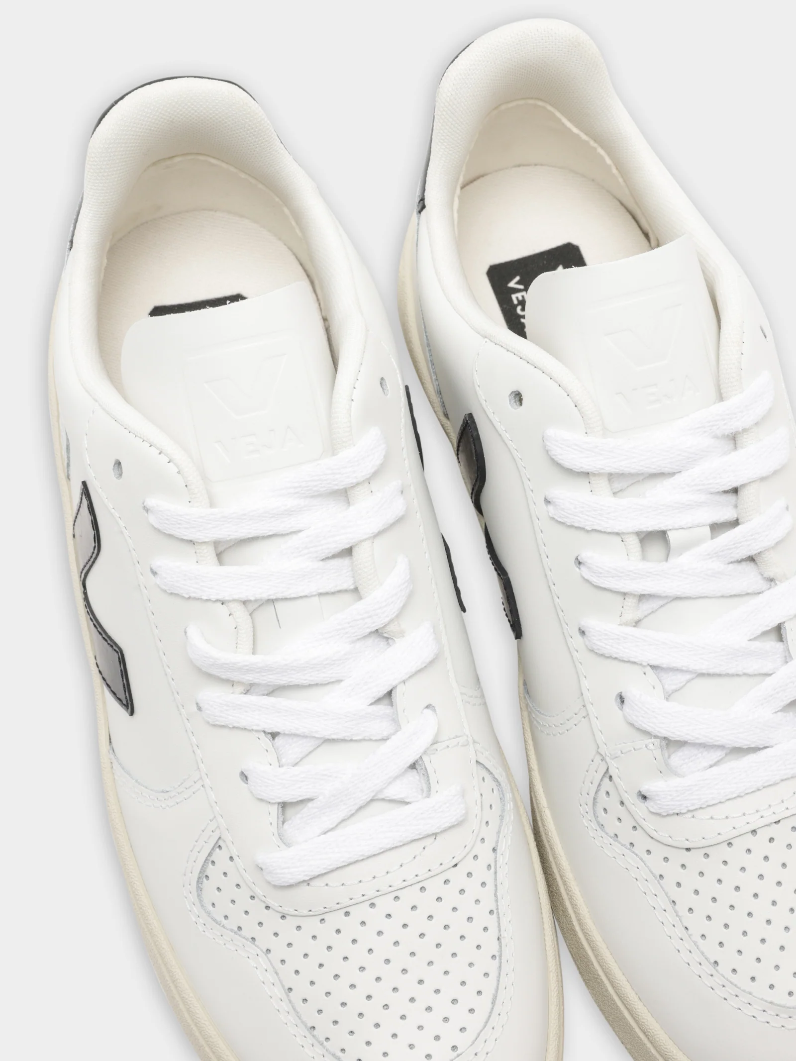 Unisex V-10 Leather Sneakers - Image 4