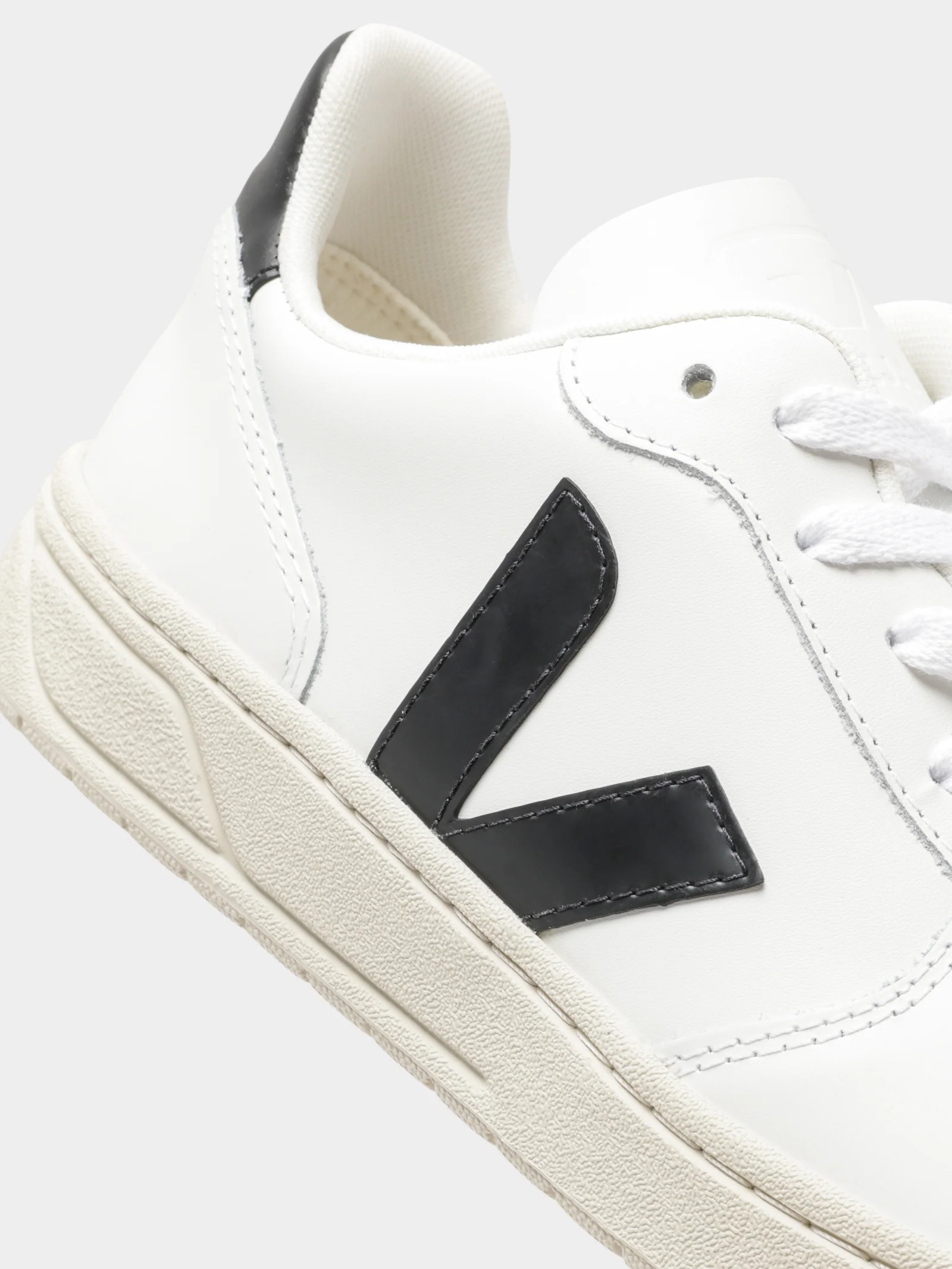 Unisex V-10 Leather Sneakers - Image 5