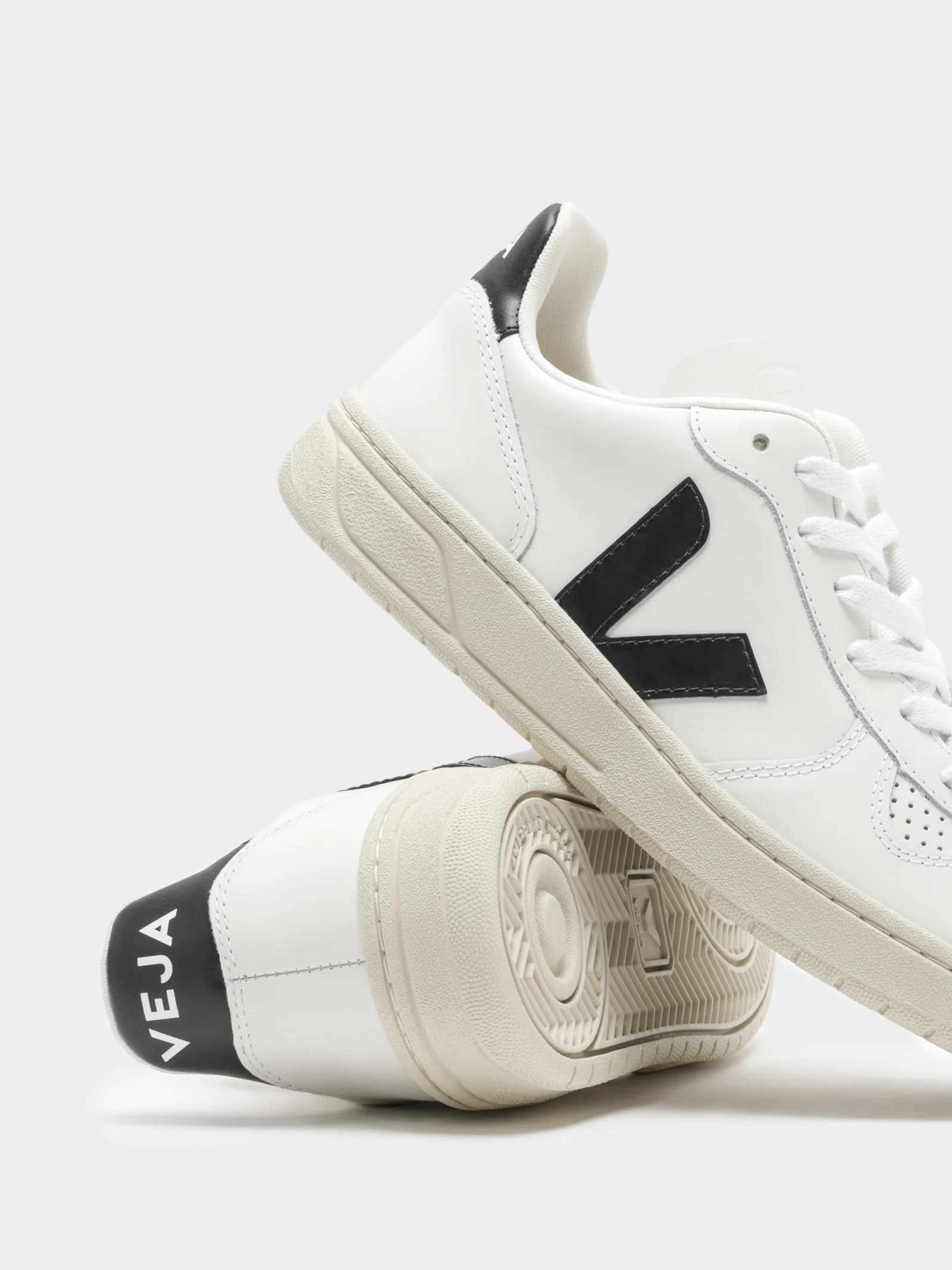 Unisex V-10 Leather Sneakers - Image 6