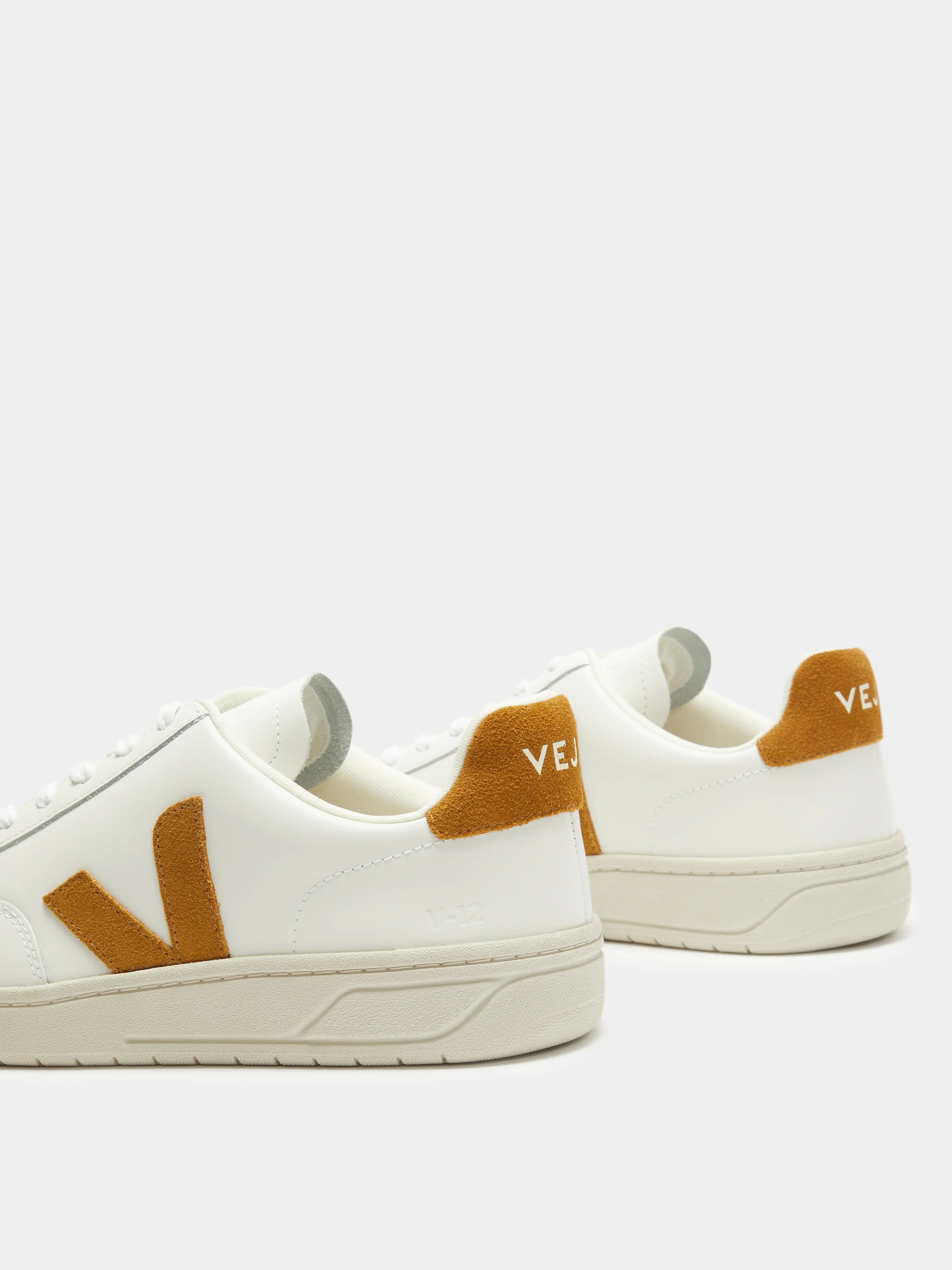 Unisex V10 Leather Sneakers - Image 4