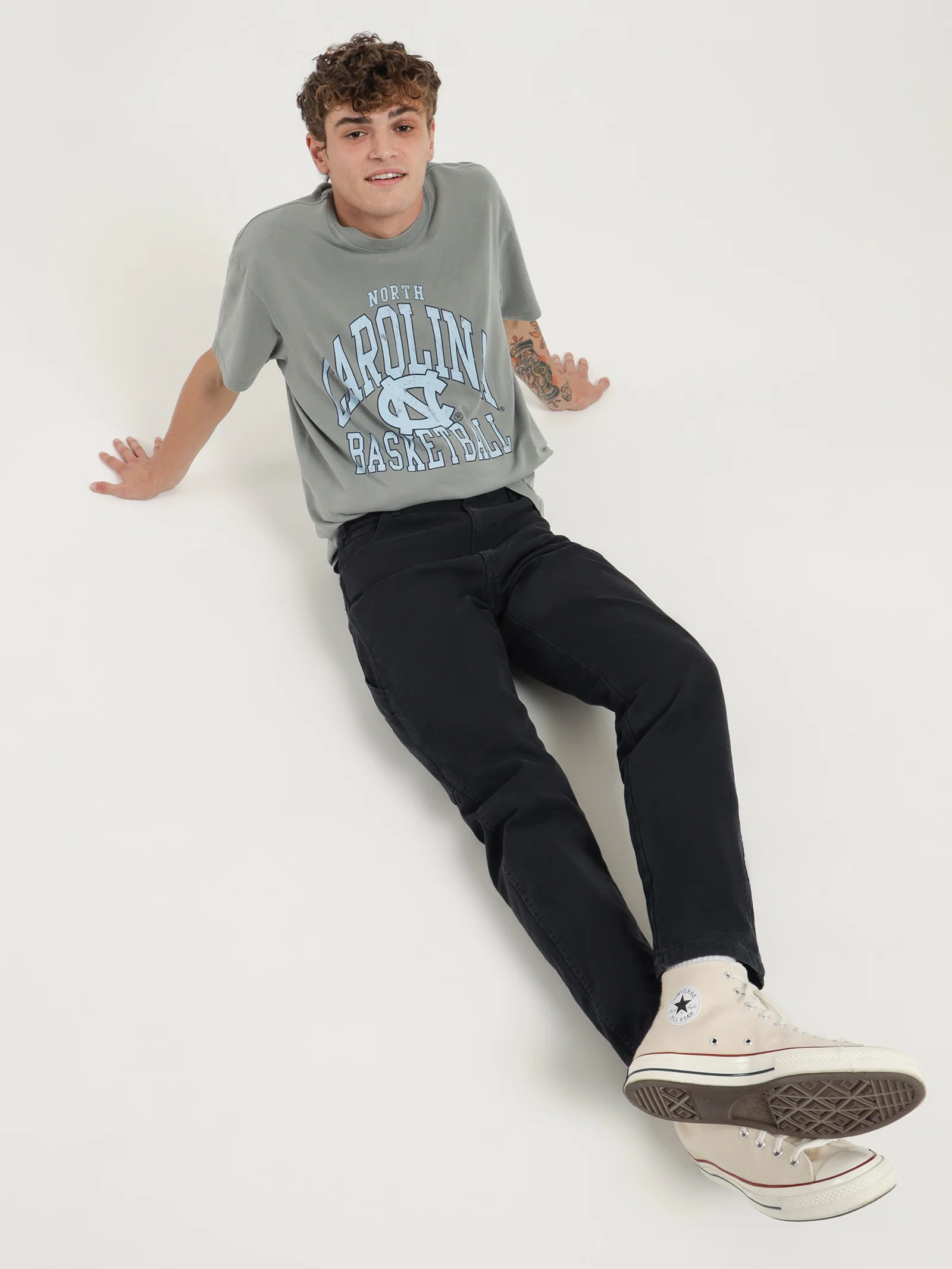 Vintage Arch University of North Carolina T-Shirt - Image 4